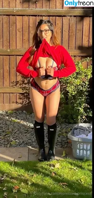 repressed-princess / PersianPrincess / WildPersian / emmamacdonaldinsta / persiangirl69 фото голая #0056