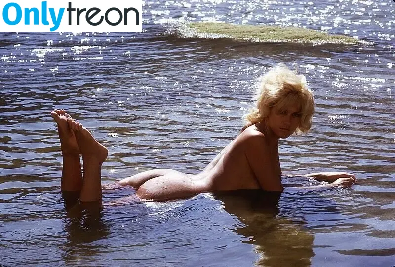 Robyn Hilton nude photo #0010 (Robyn Hilton)