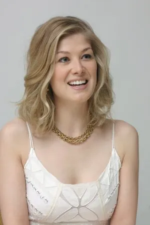 Rosamund Pike / mspike nude photo #0017