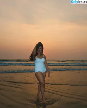 Roshni Walia / roshniwaliaa nude photo #0001