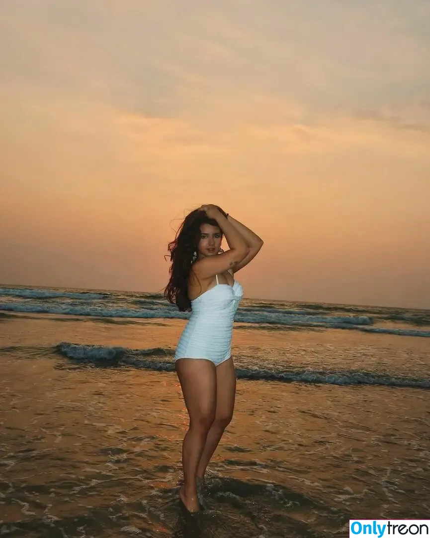 Roshni Walia nude photo #0003 (roshniwaliaa)
