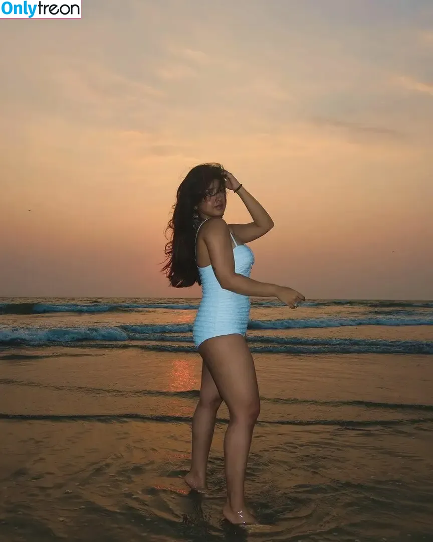 Roshni Walia голая photo #0004 (roshniwaliaa)