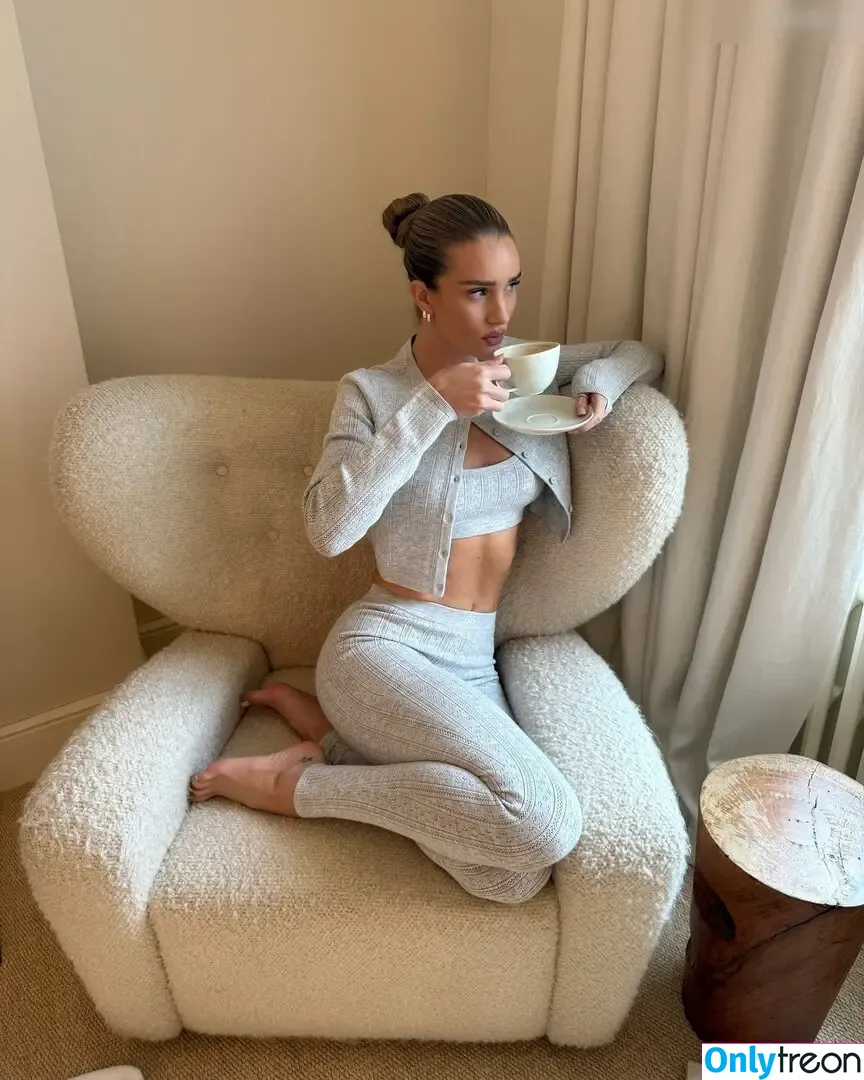 Rosie Huntington-Whiteley nude photo #1369 (Rosie Huntington Whiteley / rosiehw)