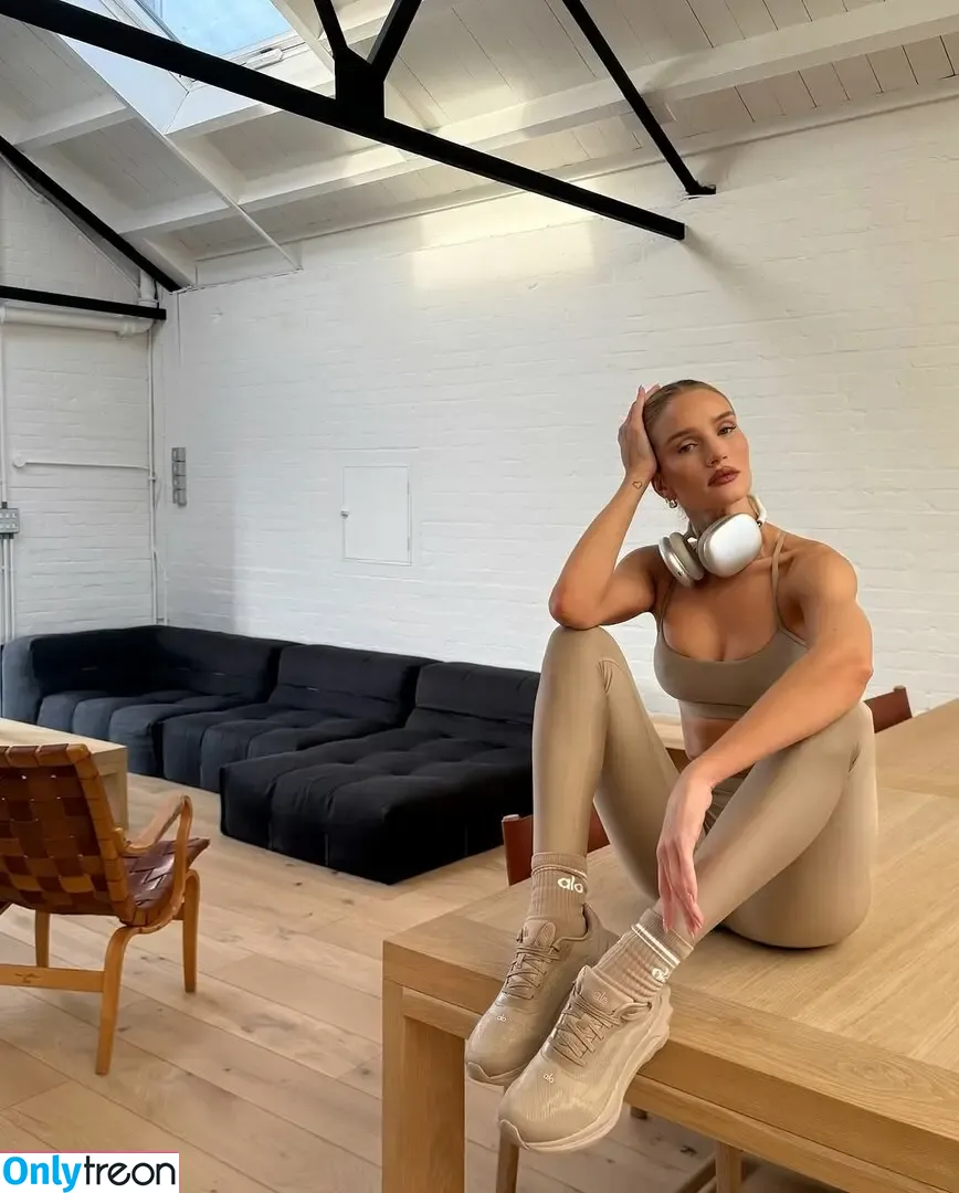 Rosie Huntington-Whiteley голая photo #1424 (Rosie Huntington Whiteley / rosiehw)