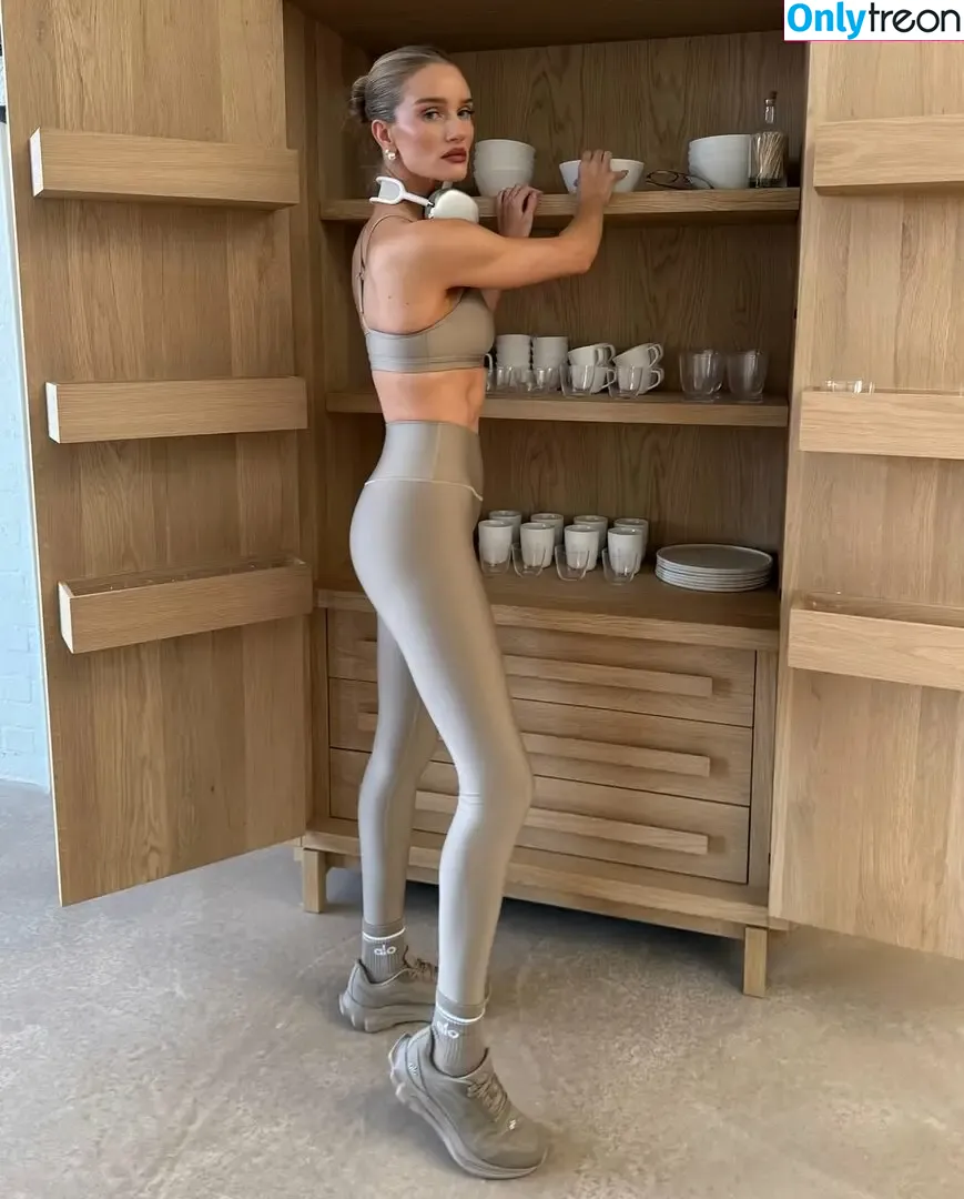 Rosie Huntington-Whiteley голая photo #1426 (Rosie Huntington Whiteley / rosiehw)