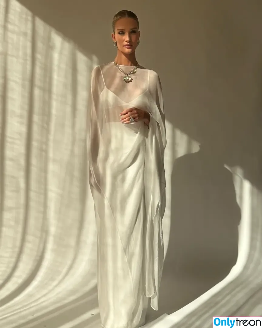 Rosie Huntington-Whiteley голая photo #1582 (Rosie Huntington Whiteley / rosiehw)