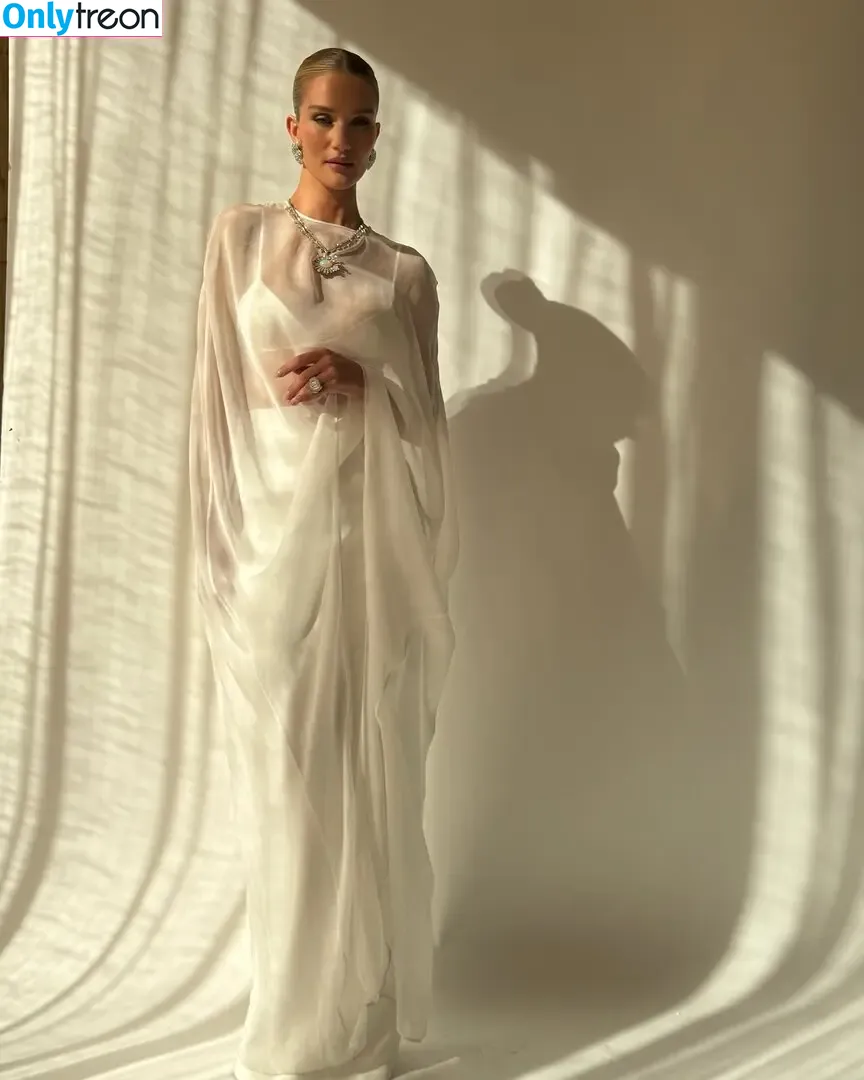 Rosie Huntington-Whiteley голая photo #1584 (Rosie Huntington Whiteley / rosiehw)