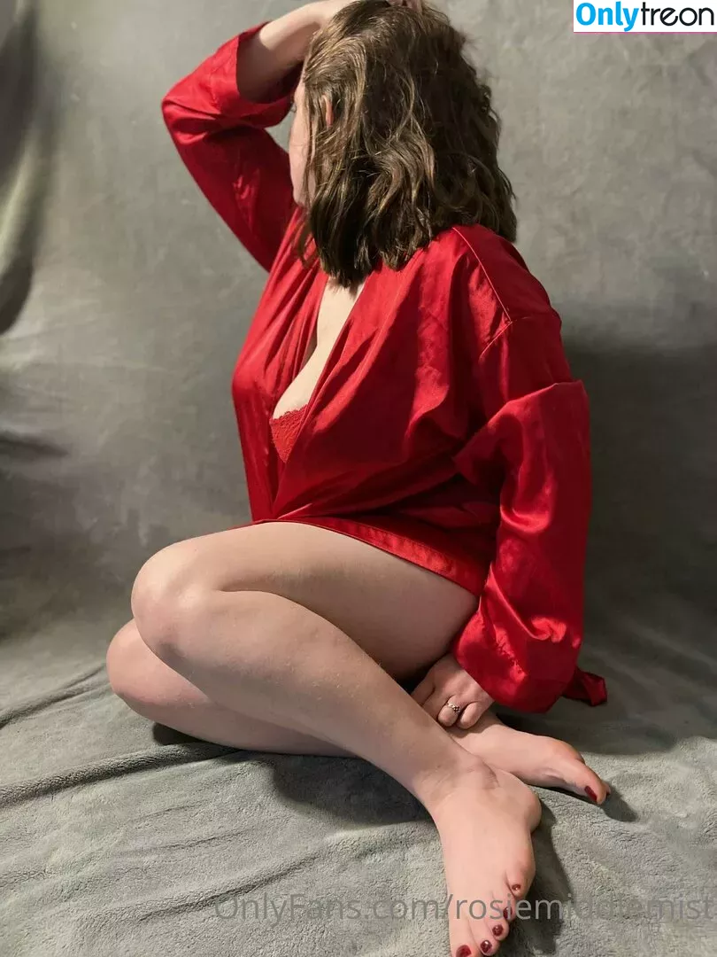 rosiemiddlemist nude photo #0002 (rosiemiddleton_)