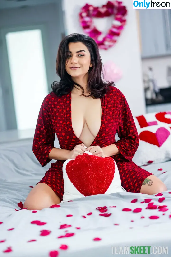 Roxiesin голая photo #0321 (UrArabGf / peachescheeks / roxiesinner / roxiesinnerlive)