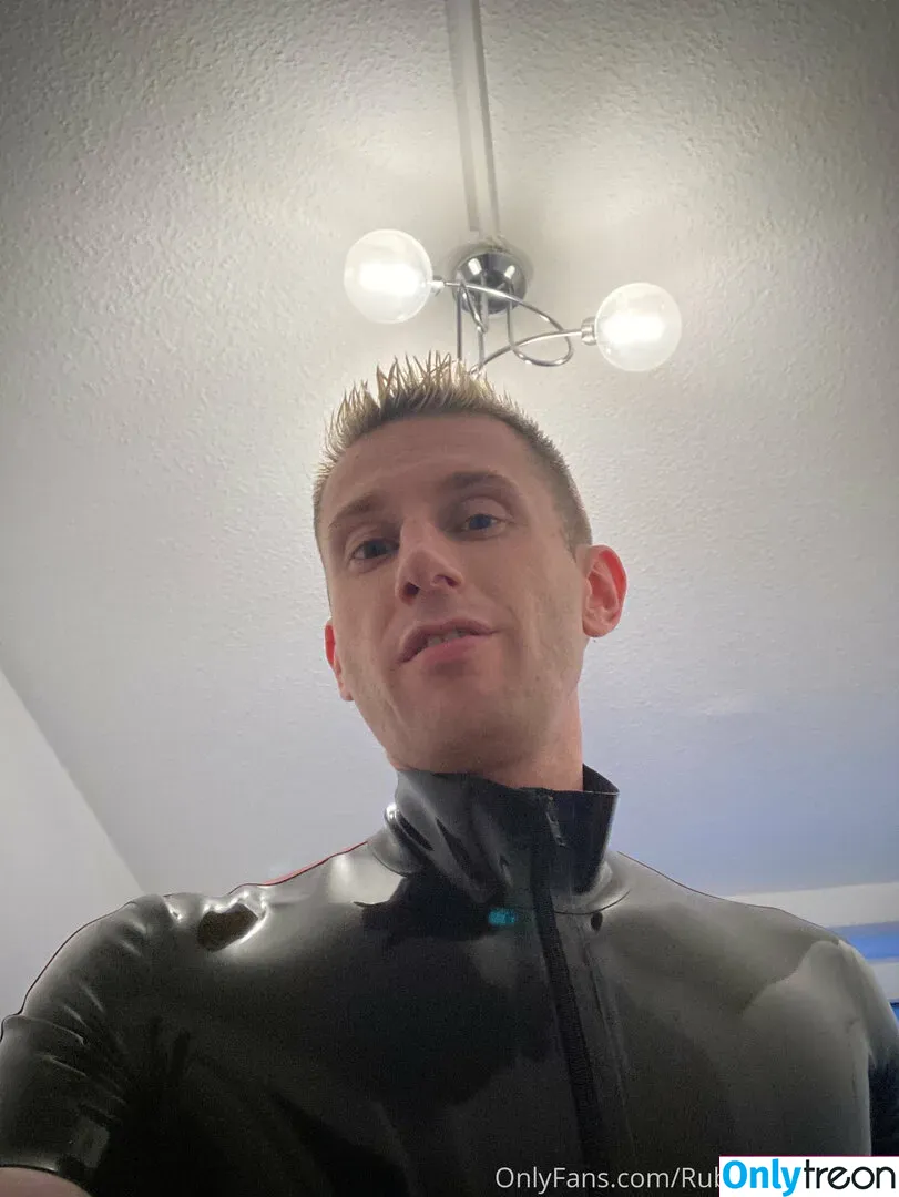 rubberskaterboy nude photo #0057 (rubberskaterboy)