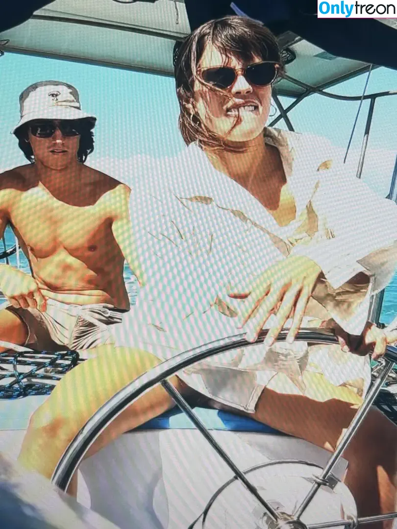 Sailing The Far Side голая photo #0037 (sailingthefarside)