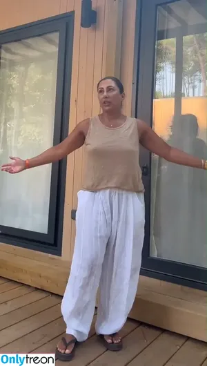 Saira Khan / iamsairakhan / sairasbum nude photo #0825