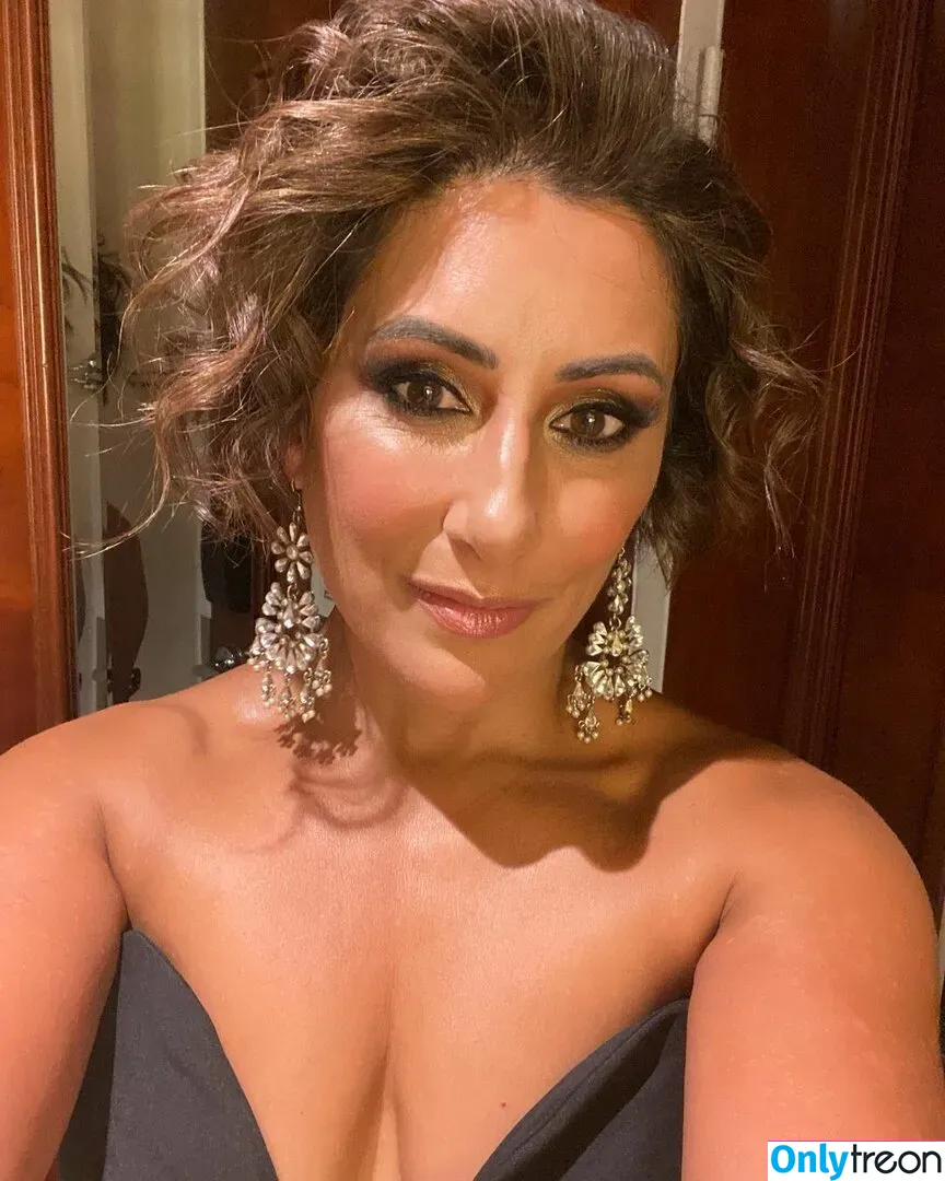 Saira Khan голая photo #0030 (iamsairakhan / sairasbum)