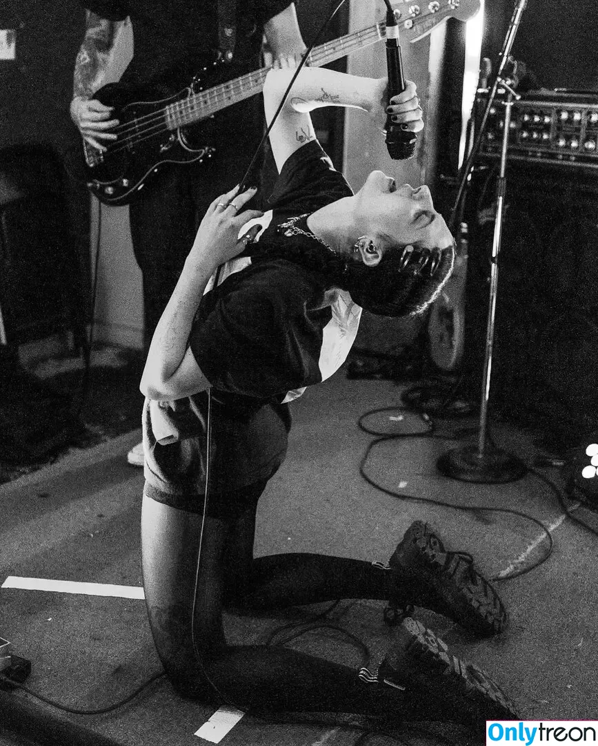Sam Bielanski nude photo #0006 (Pony / ponytheband)