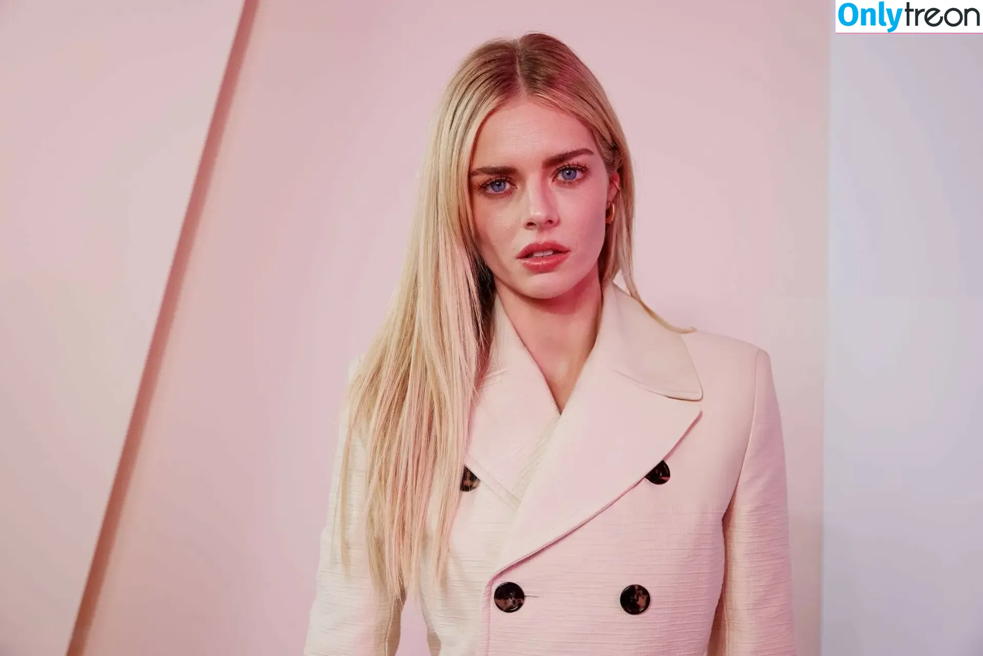 Samara Weaving nude photo #0497 (samweaving)