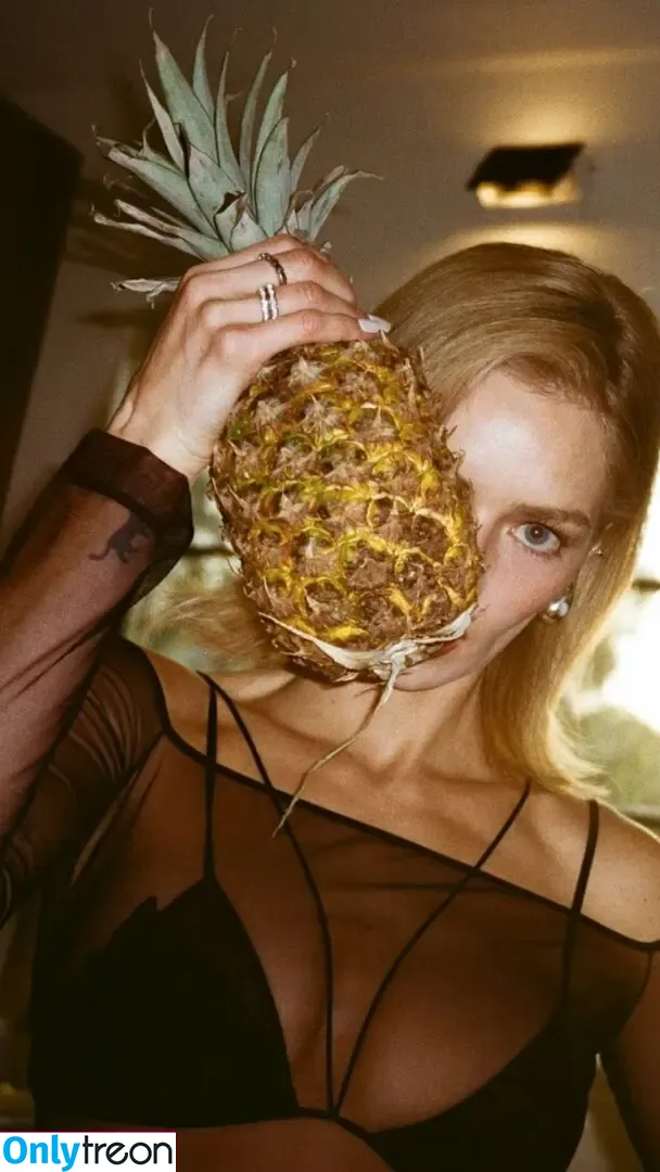 Samara Weaving nude photo #0908 (samweaving)