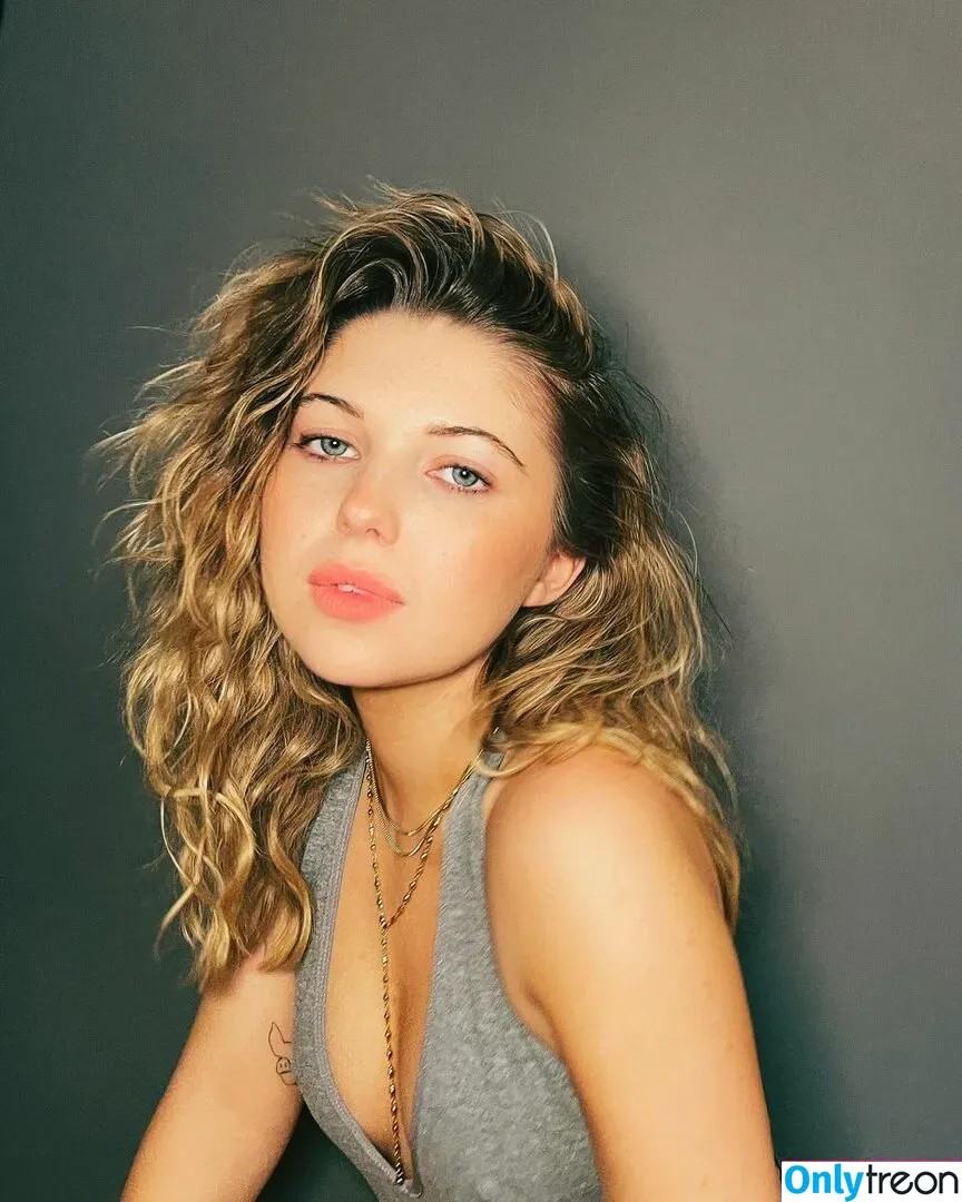 Sammi Hanratty nude photo #0051 (sammihanratty)