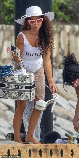 Sarah Hyland / Sarah_Hyland / sarahhyland фото голая #0260