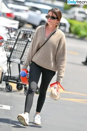 Sarah Hyland / Sarah_Hyland / sarahhyland фото голая #0534