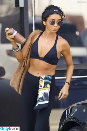 Sarah Hyland / Sarah_Hyland / sarahhyland фото голая #0665