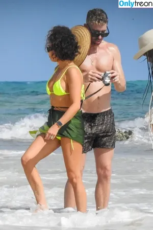 Sarah Hyland / Sarah_Hyland / sarahhyland фото голая #0717