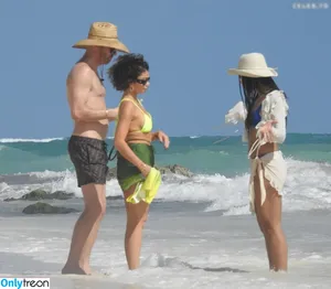 Sarah Hyland / Sarah_Hyland / sarahhyland фото голая #0720
