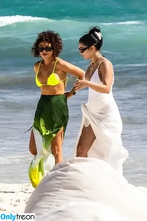 Sarah Hyland / Sarah_Hyland / sarahhyland фото голая #0733