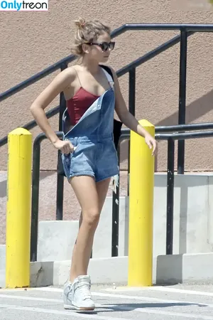 Sarah Hyland / Sarah_Hyland / sarahhyland nude photo #0942