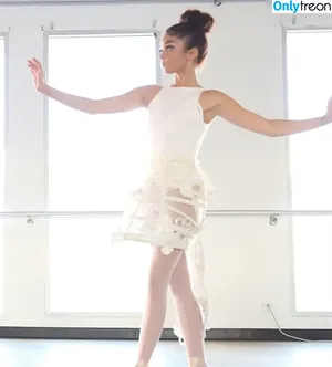 Sarah Hyland / Sarah_Hyland / sarahhyland nude photo #0951
