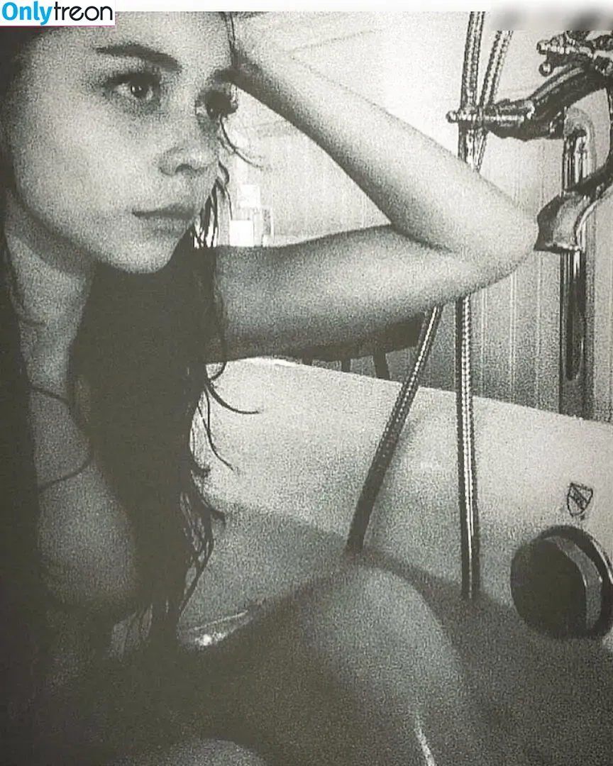 Sarah Hyland nude photo #0642 (Sarah_Hyland / sarahhyland)