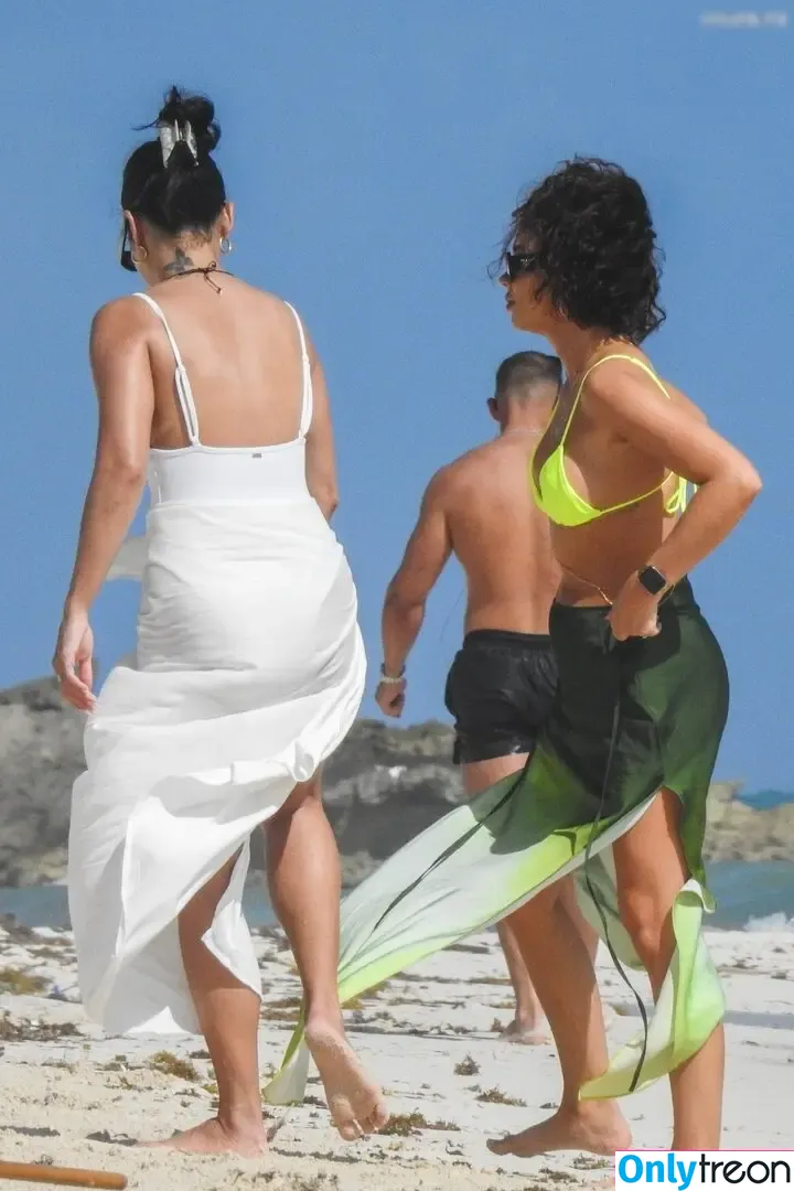 Sarah Hyland nude photo #0727 (Sarah_Hyland / sarahhyland)