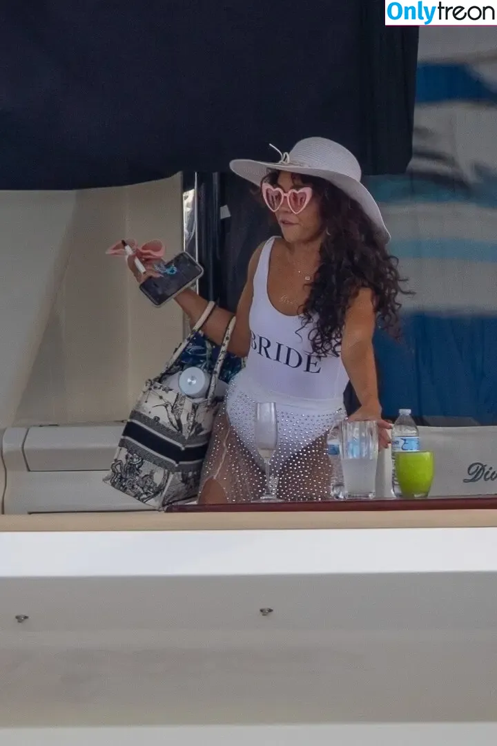 Sarah Hyland nude photo #0875 (Sarah_Hyland / sarahhyland)
