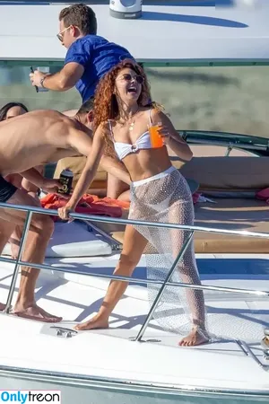 Sarah Hyland / Sarah_Hyland / sarahhyland nude photo #1073