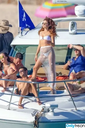 Sarah Hyland / Sarah_Hyland / sarahhyland фото голая #1079