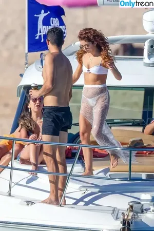 Sarah Hyland / Sarah_Hyland / sarahhyland фото голая #1080