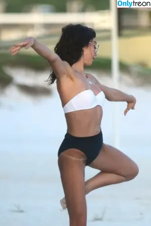 Sarah Hyland / Sarah_Hyland / sarahhyland nude photo #1195