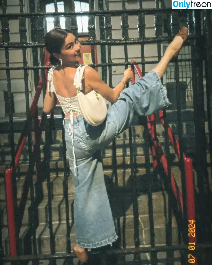Sarah Hyland nude photo #1266 (Sarah_Hyland / sarahhyland)
