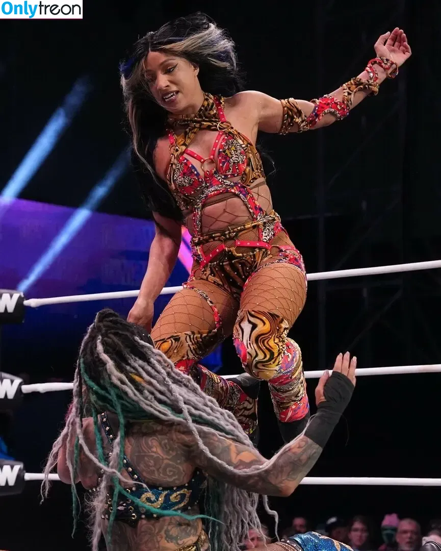 Sasha Banks nude photo #2065 (sashabankswwe / soxysasha)