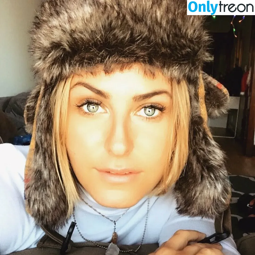 Scout Taylor-Compton голая photo #0027 (undertheseascout)