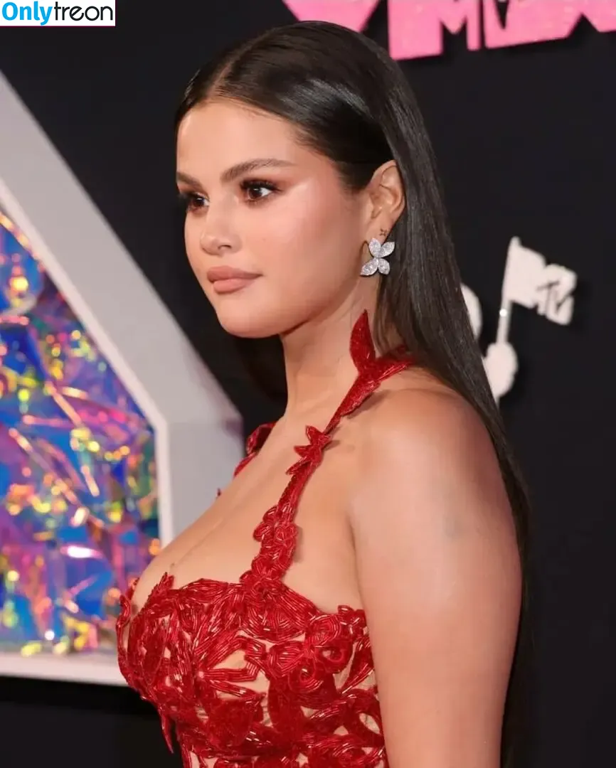 Selena Gomez nude photo #9710 (selena.gomez / selenagomez)