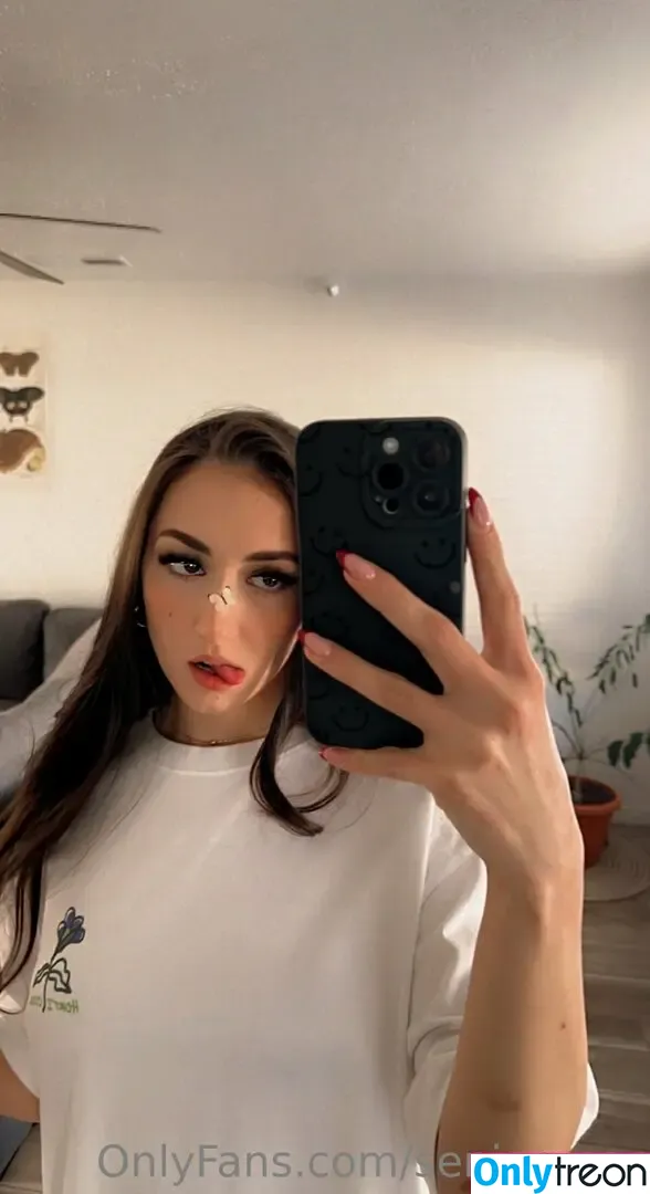 senioryear голая photo #0898 (Alexis / senioryearnetflix)