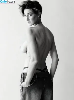 Shailene Woodley / shailenewoodley nude photo #0211