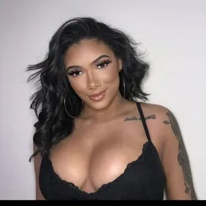 shapedbyshanice / shapesbyshanice nude photo #0001