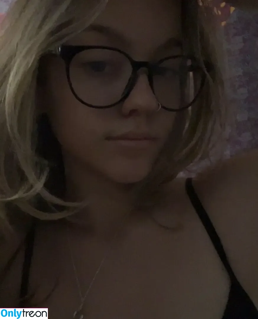 shay.lavigne nude photo #0002 (asplayxox)