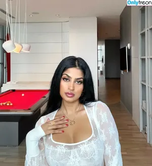 Shreya Arun / arun4yourmoney / shreyaarun / shreyarun nude photo #0042