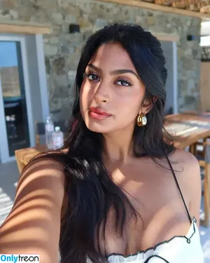 Shreya Arun / arun4yourmoney / shreyaarun / shreyarun nude photo #0054