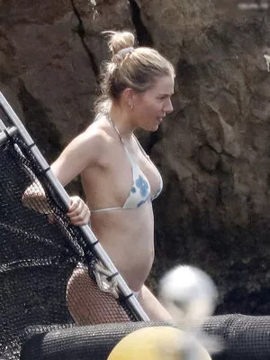Sienna Miller / siennamillerfree / siennaonline / siennathing nude photo #0263