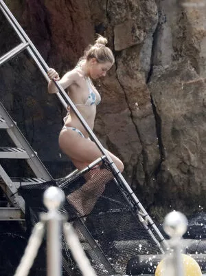 Sienna Miller / siennamillerfree / siennaonline / siennathing nude photo #0268