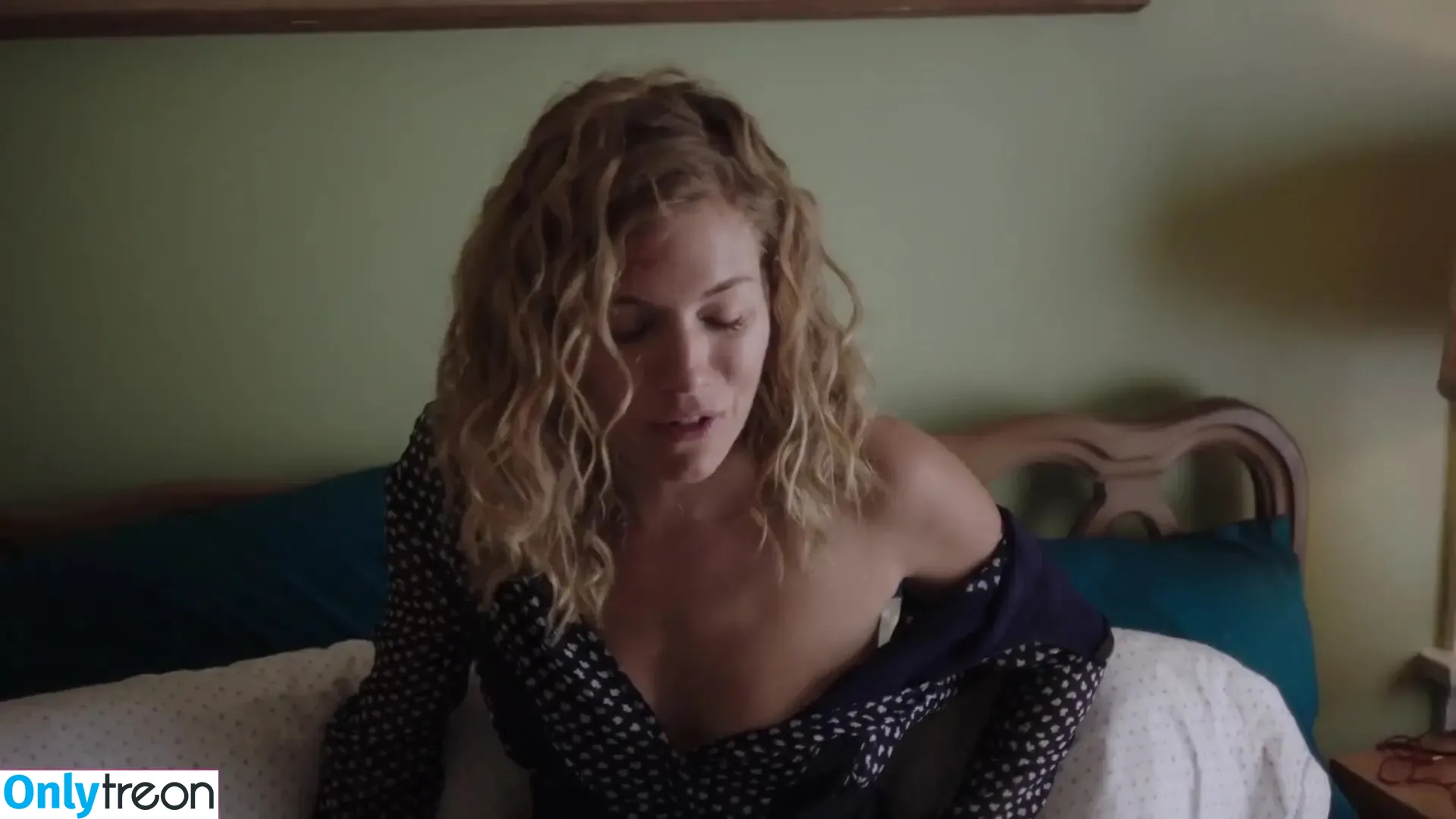 Sienna Miller nude photo #0657 (siennaonline / siennathing)