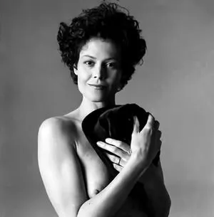 Sigourney Weaver / sigourney.weaver.242 nude photo #0004